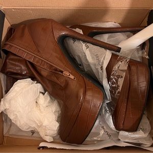 FASHIONNOVA
Extra Credit Booties size 8.5